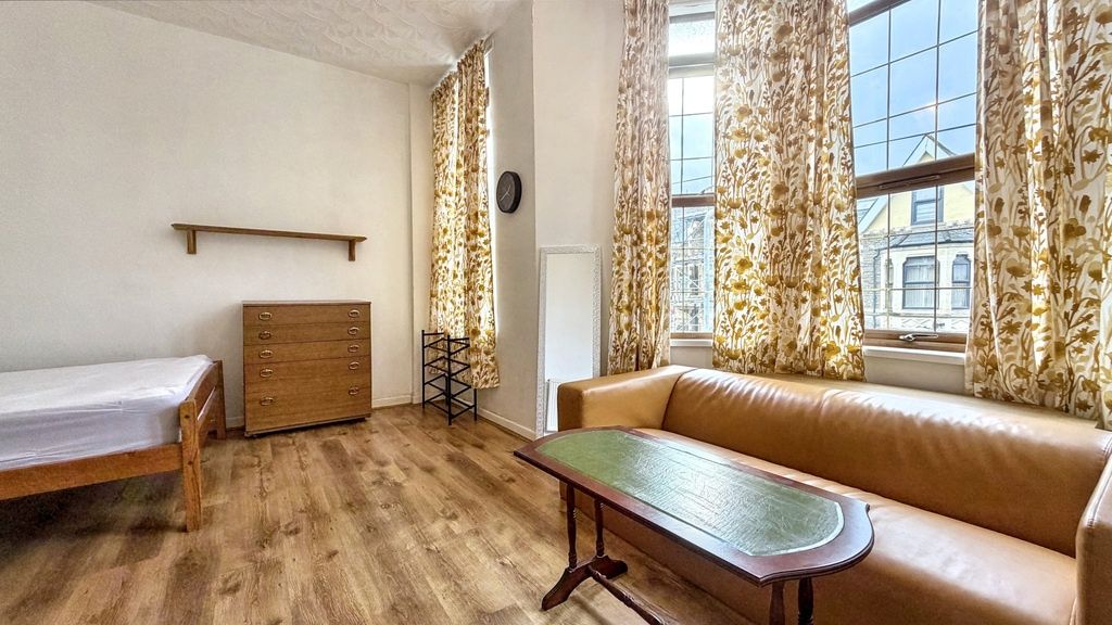 Property photo 2 of 9 Bright, Well-Kept Double Bedroom With Large Sash W...