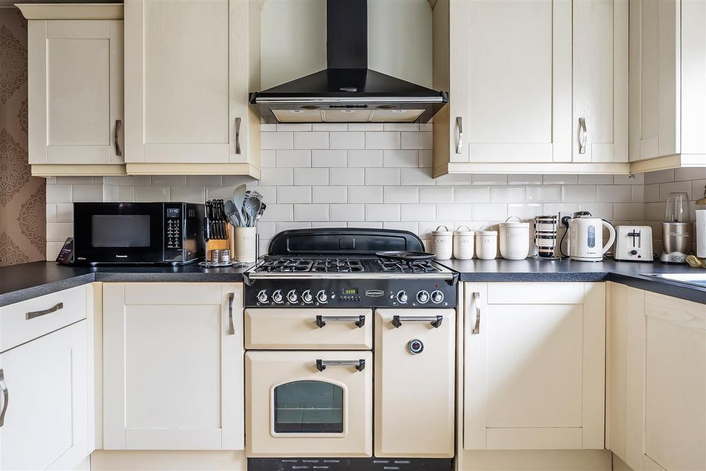 Property photo 3 of 26 342-Gander-Green-Lane-28.Jpg