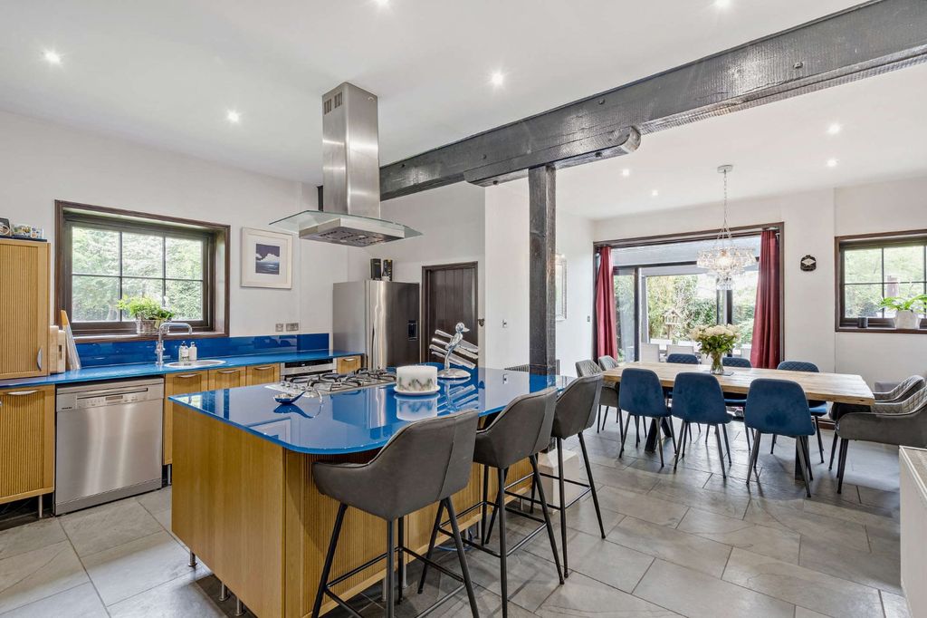 Property photo 3 of 17 Kitchen