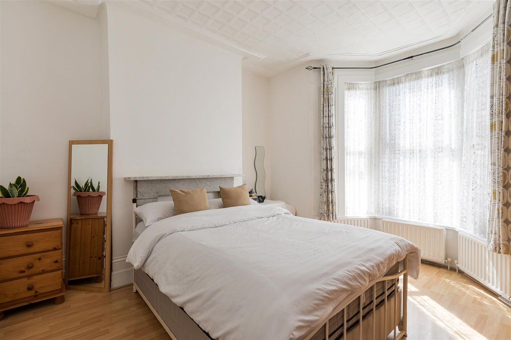 Property photo 3 of 22 Dunlace Road, E5