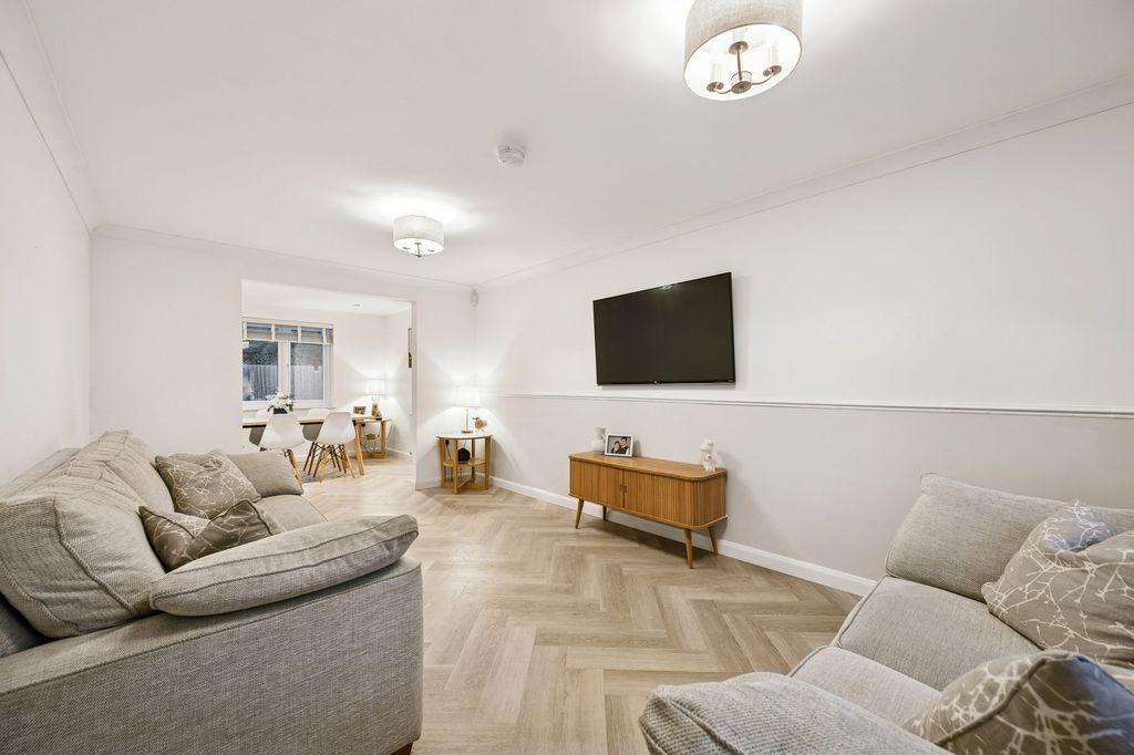 Property photo 3 of 26 Lounge