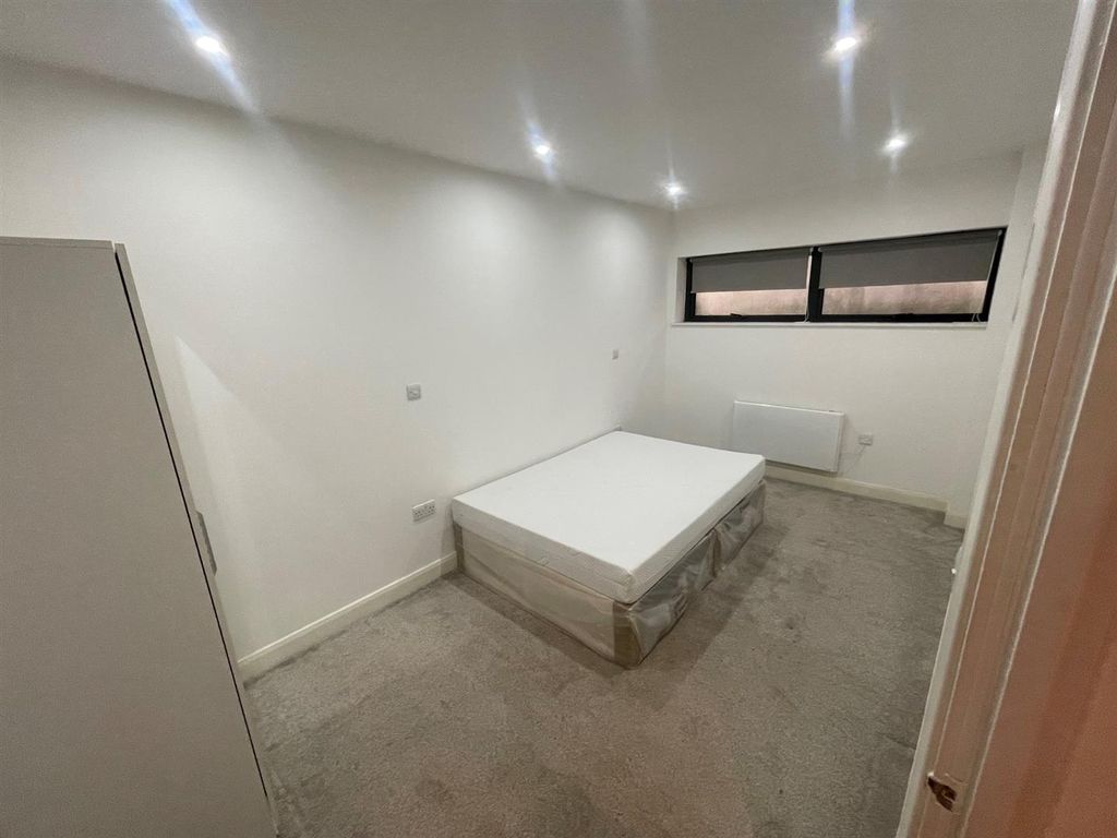 Property photo 2 of 5 Bedroom