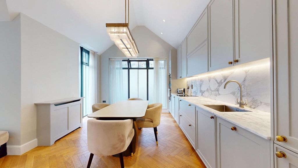 Property photo 2 of 18 Kitchen