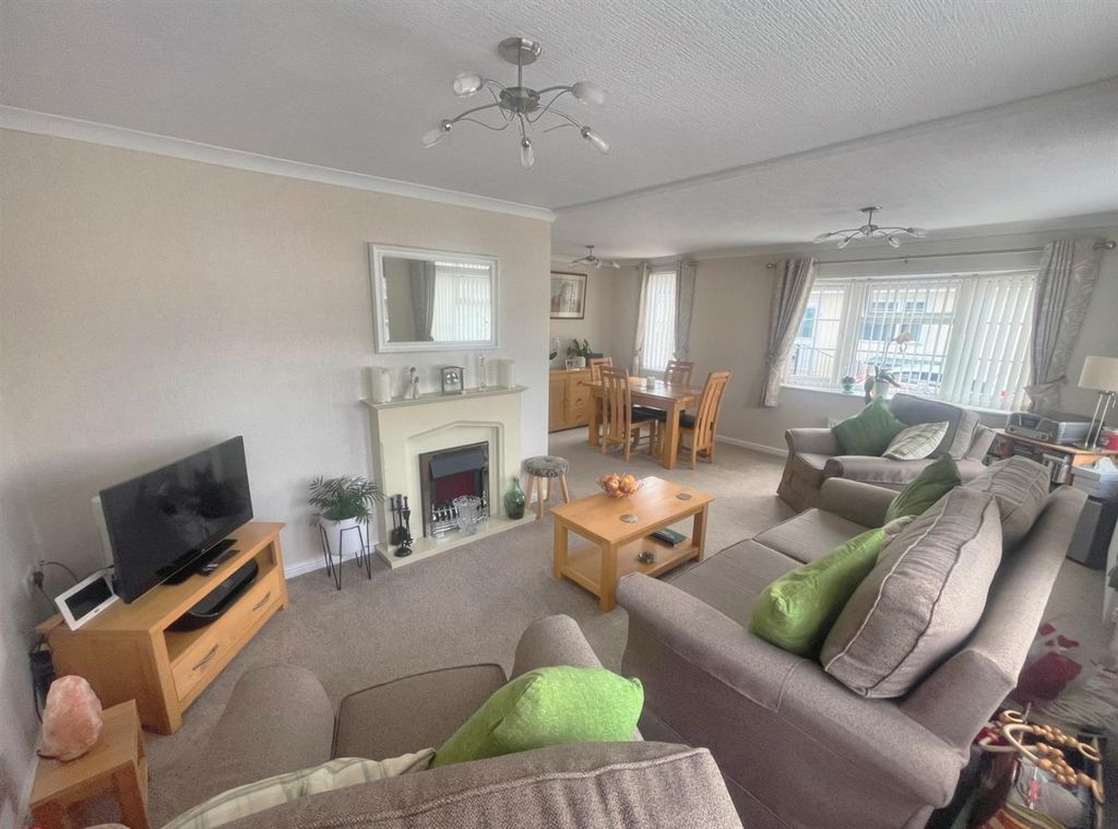 Property photo 2 of 19 L Shaped Lounge/Diner