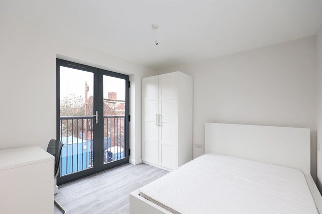 Property photo 3 of 6 A Spacious And Bright Double Bedroom Featuring Lar...
