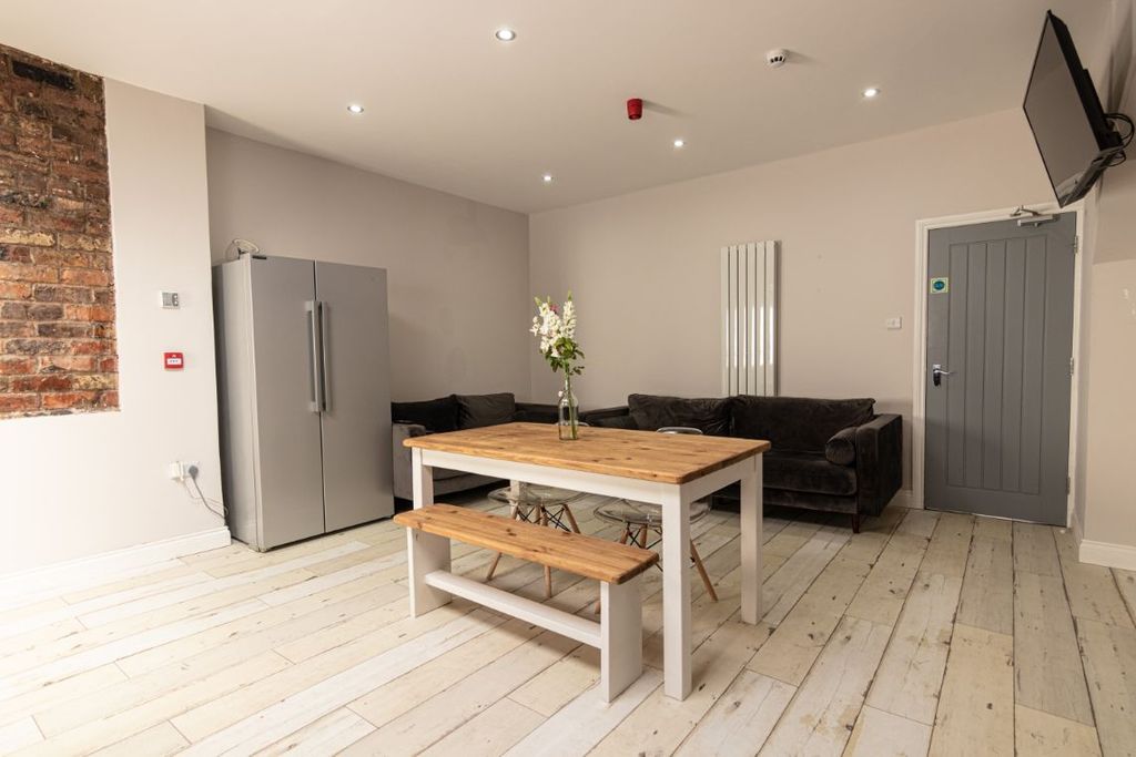 Property photo 2 of 13 45 Portman Road