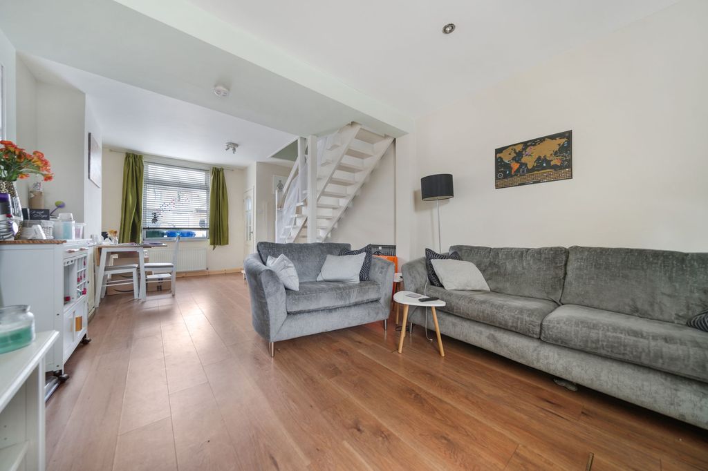 Property photo 3 of 9 Gibson Street, Sittingbourne - Lounge