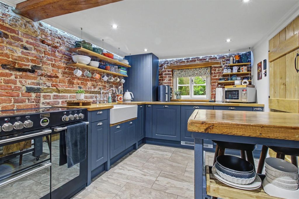 Property photo 2 of 24 Kitchen