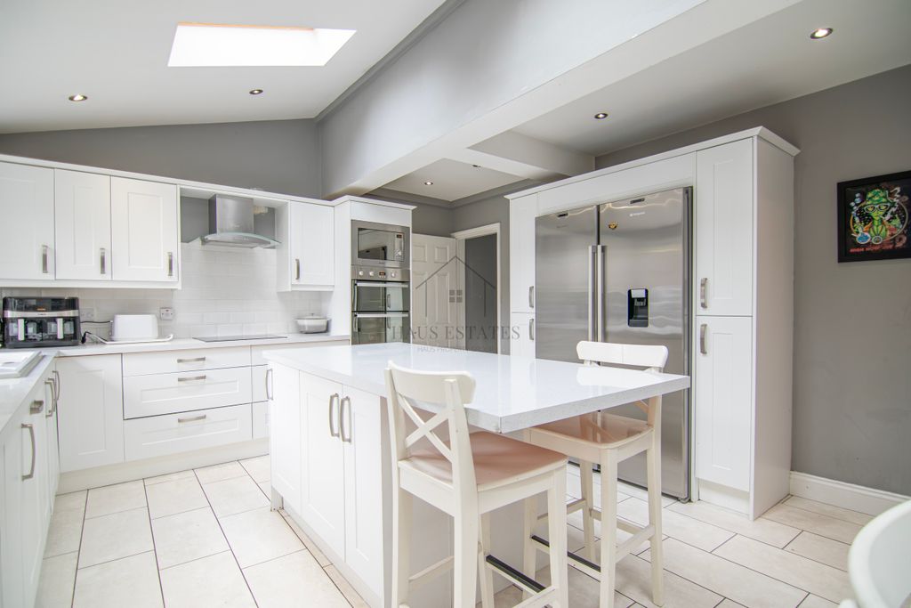 Property photo 3 of 14 Kitchen