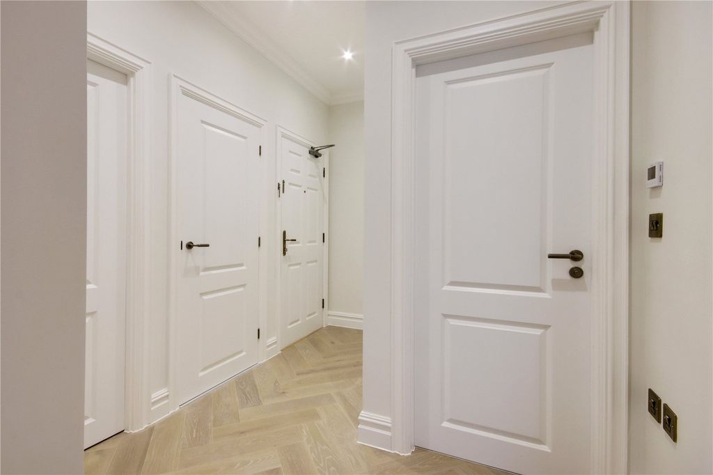 Property photo 3 of 13 Apt 2