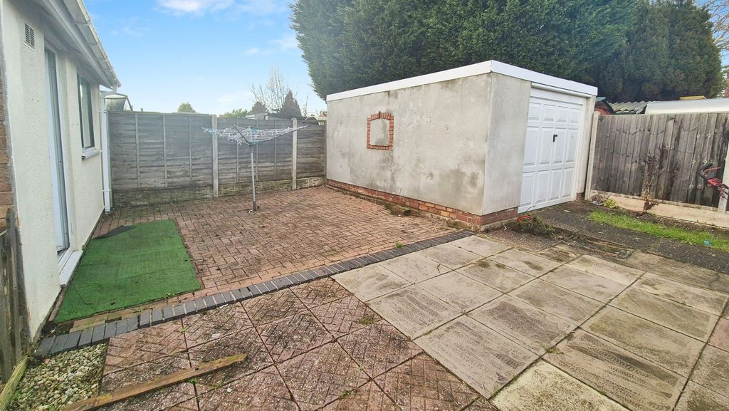 Property photo 3 of 15 Garage