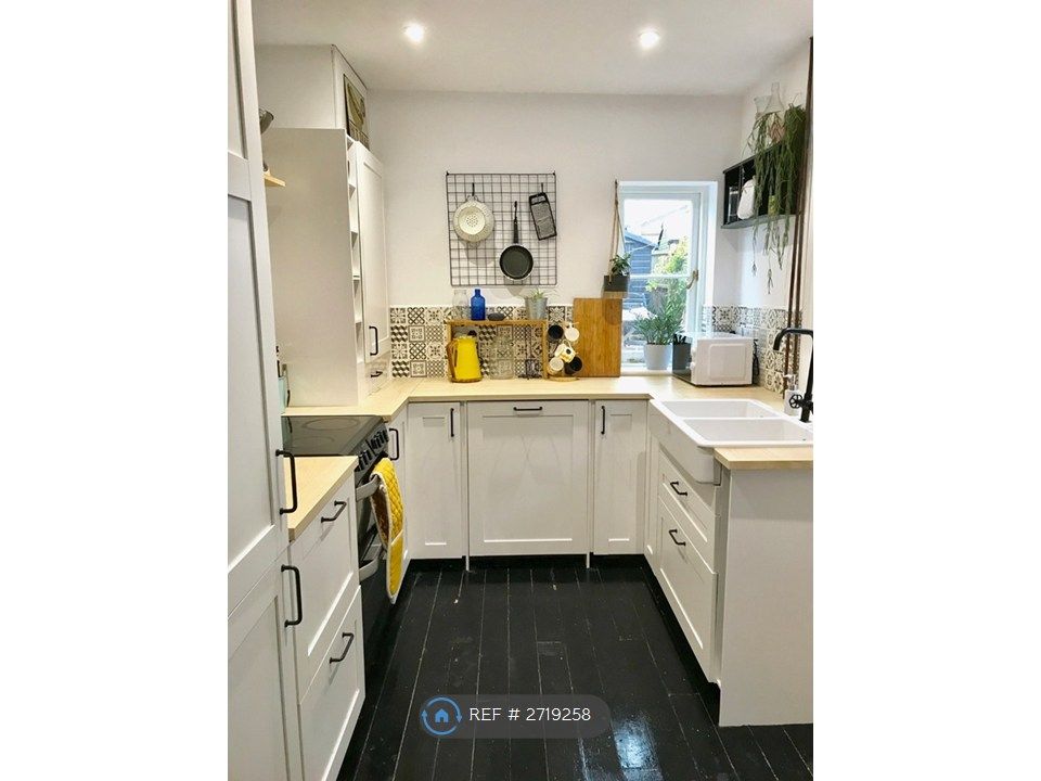 Property photo 3 of 10 Fully Fitted Kitchen