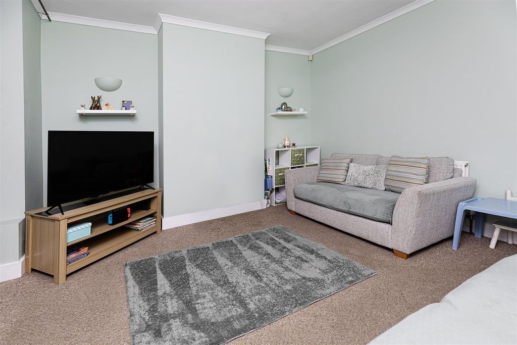 Property photo 3 of 17 Living Room