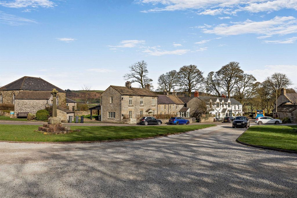 Property photo 2 of 33