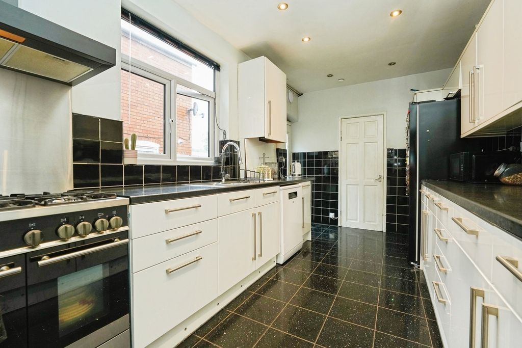 Property photo 2 of 17 Kitchen