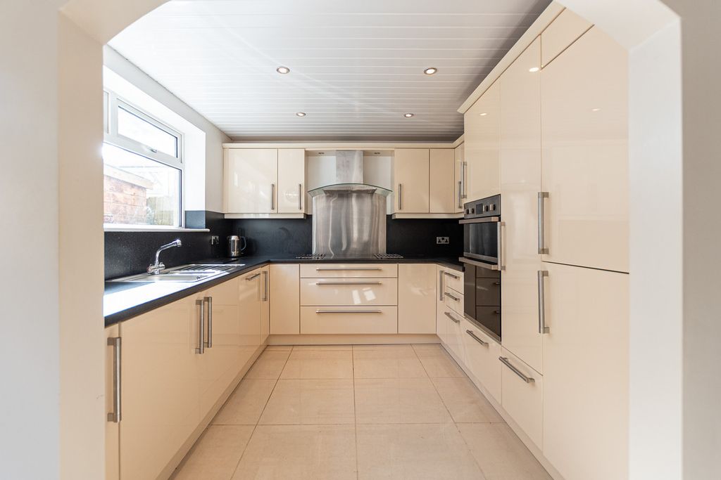 Property photo 2 of 33