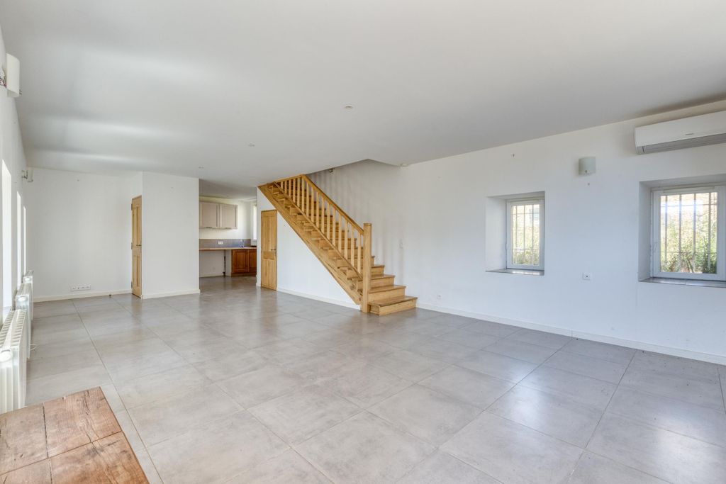 Property photo 2 of 19 Image