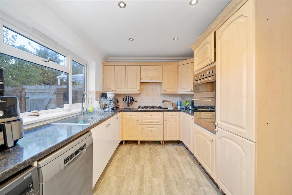 Property photo 3 of 12 Kitchen