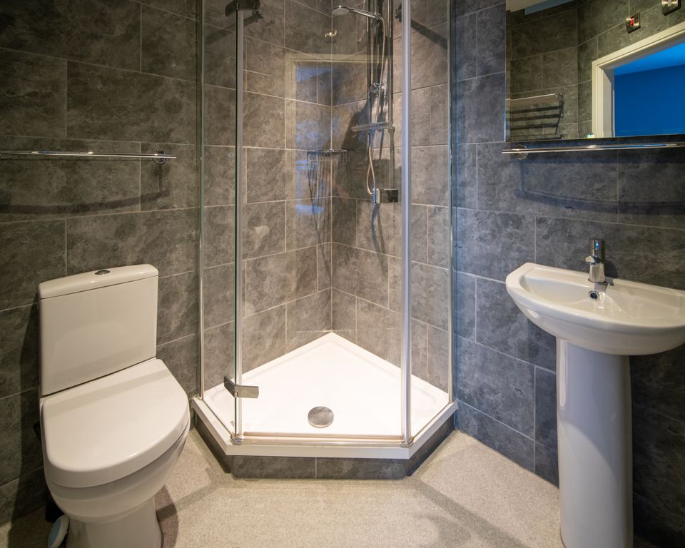 Property photo 2 of 6 R-13 Ensuite