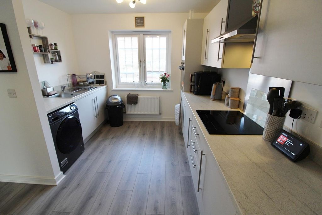 Property photo 3 of 13 Dining Kitchen