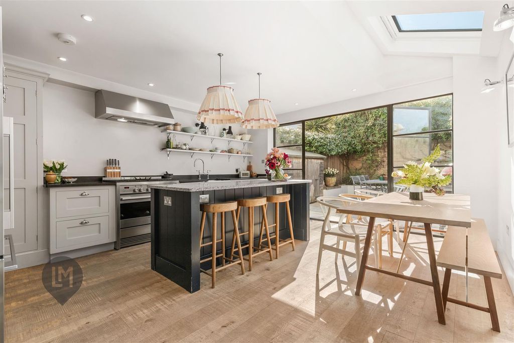 Property photo 1 of 10 Kitchen/Dining Room