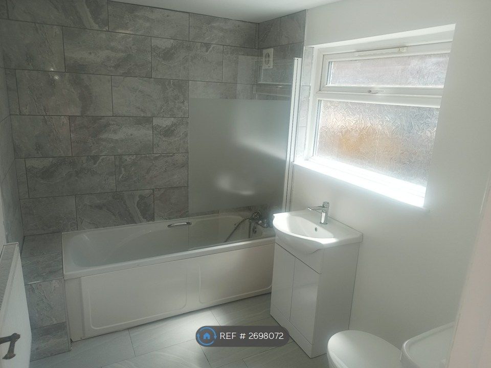 Property photo 2 of 10 Bathroom