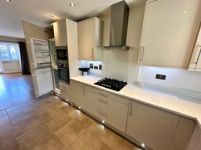 Property photo 3 of 18 Kitchen