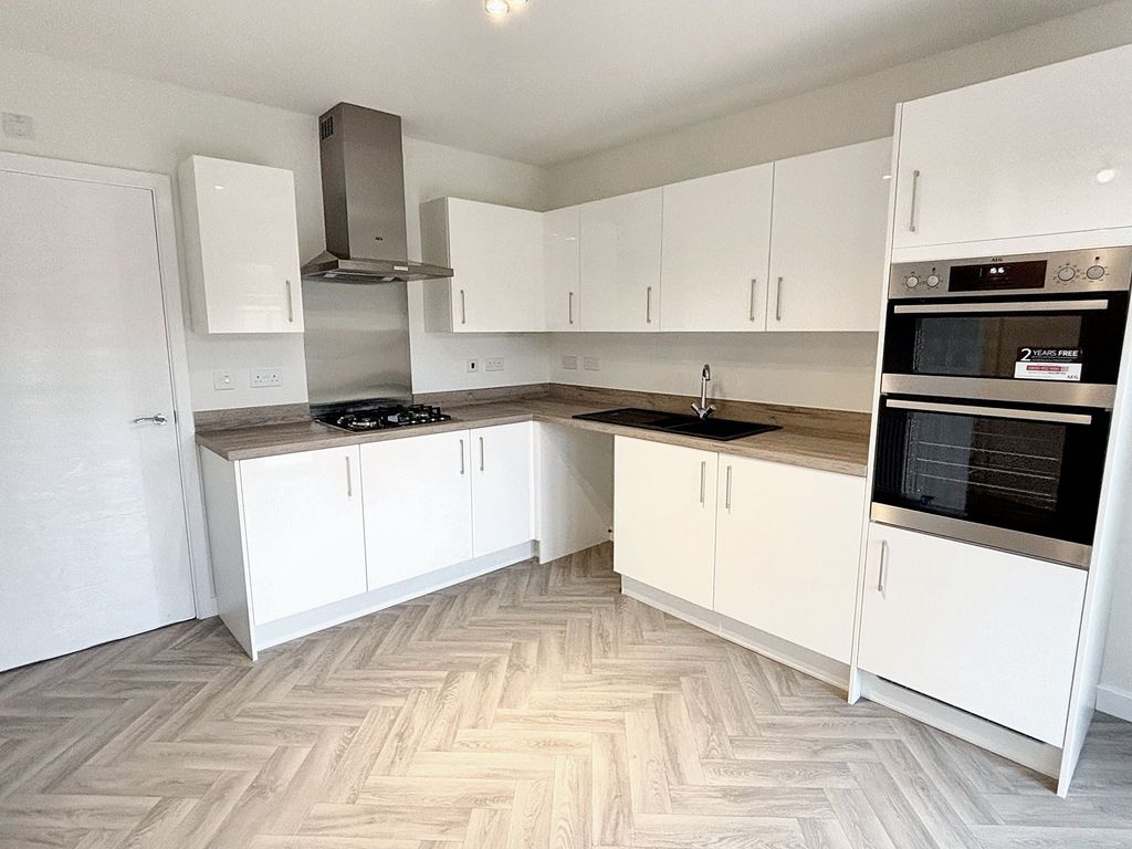 Property photo 3 of 13 Kitchen