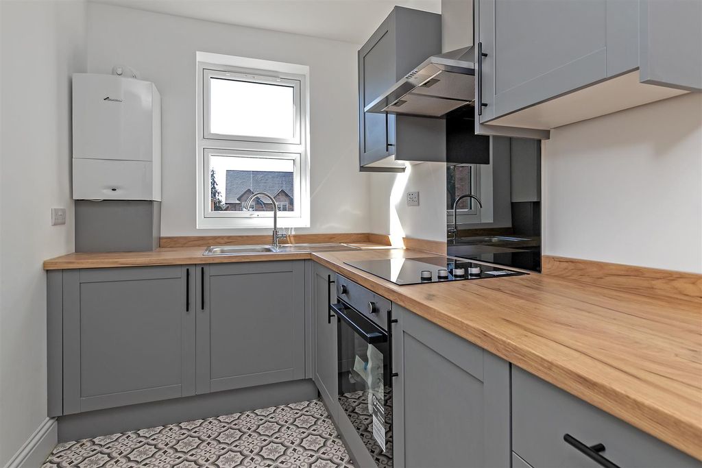 Property photo 2 of 20 4Bfrogmoreroad-13.Jpg