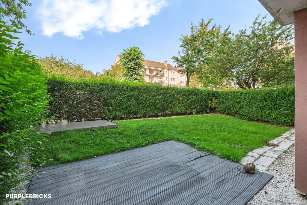 Property photo 2 of 23 Front Garden