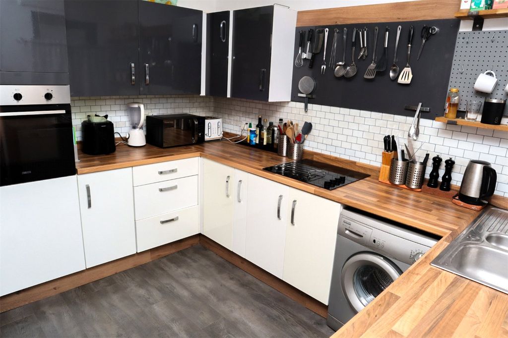 Property photo 2 of 16 Kitchen