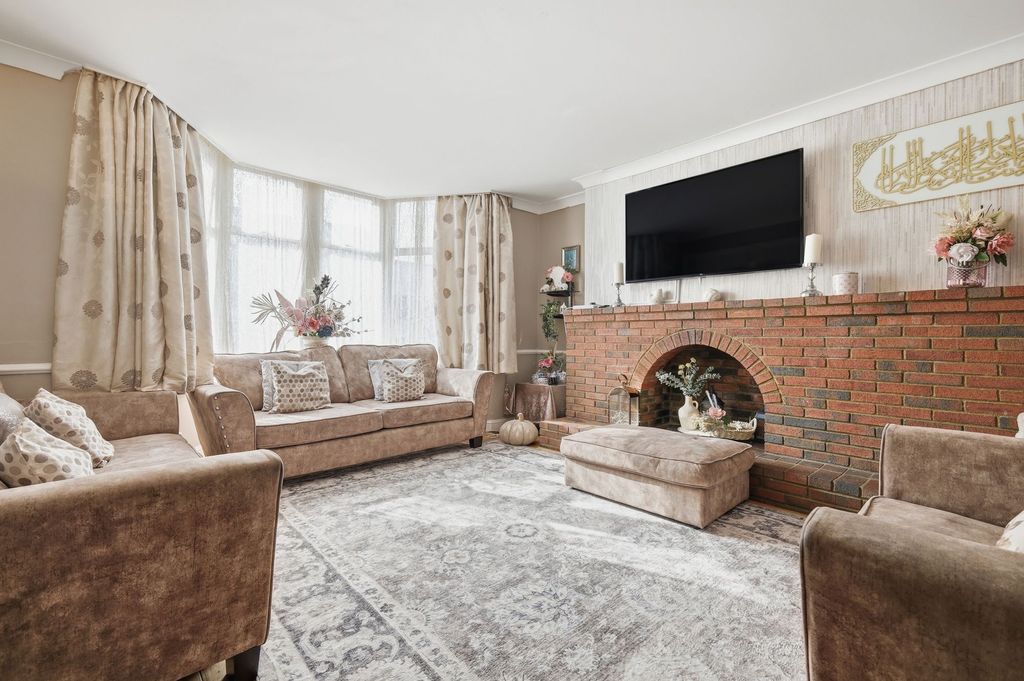 Property photo 2 of 11