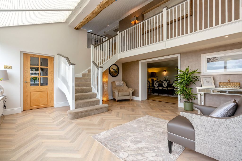 Property photo 3 of 35 Entrance Hall