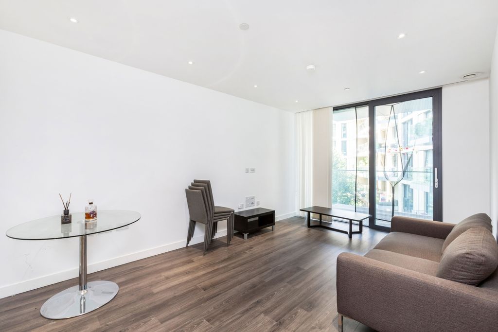 Property photo 1 of 11 Lounge
