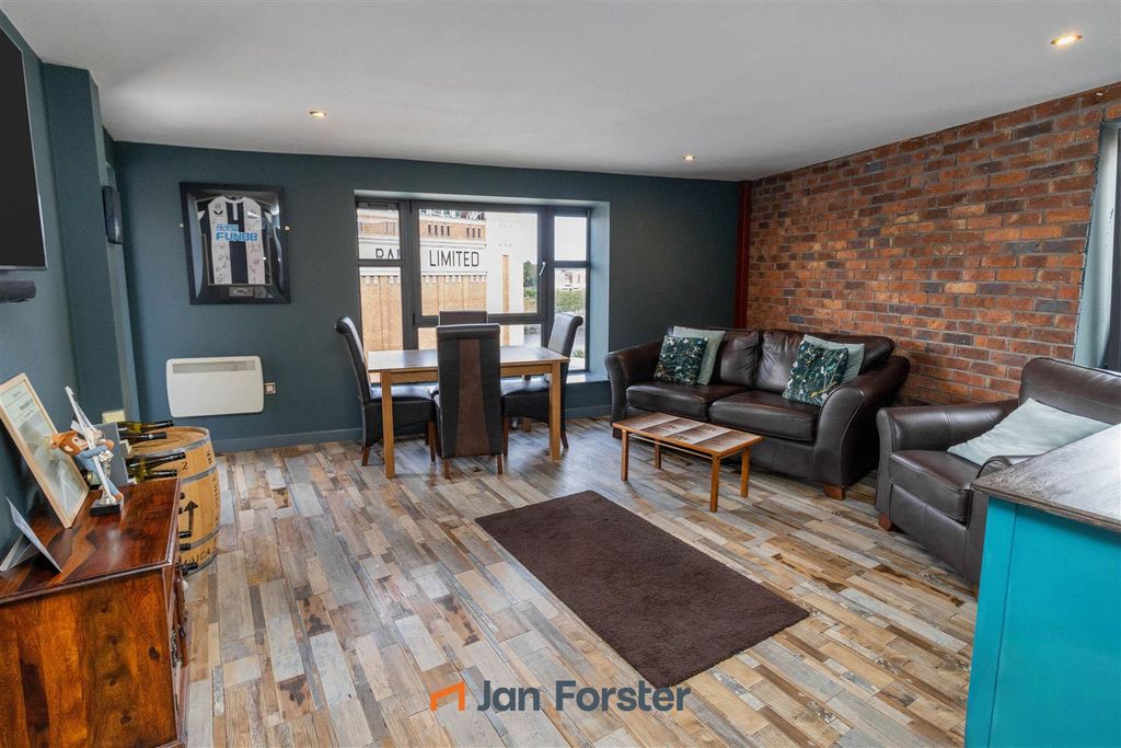 Property photo 1 of 14 Lounge