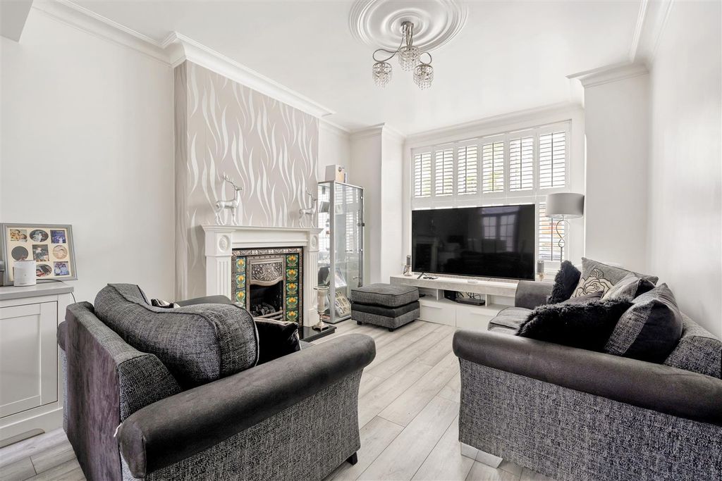 Property photo 2 of 24 Lyndhurst Road, E4