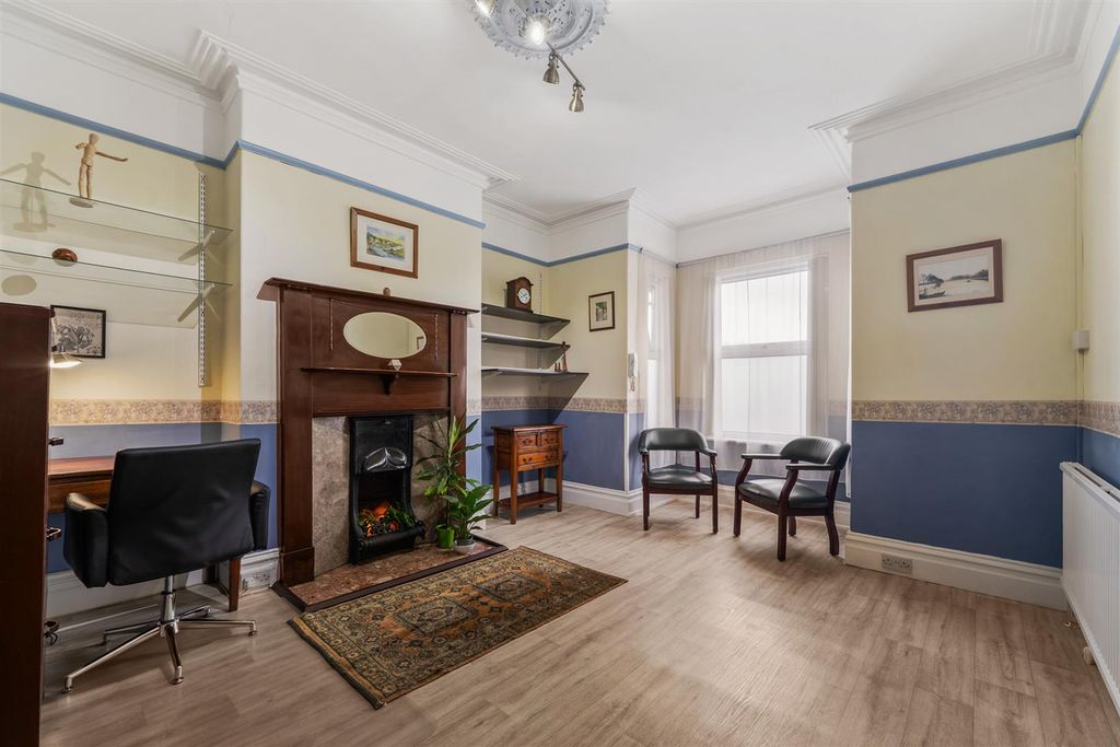 Property photo 3 of 24 Lounge