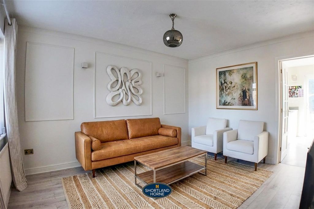 Property photo 3 of 18 Lyndalelivingroom1.Jpg