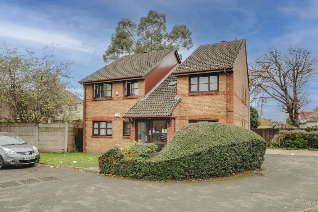 Property photo 2 of 9 96 Lowry Crescent, Cr4 - 10