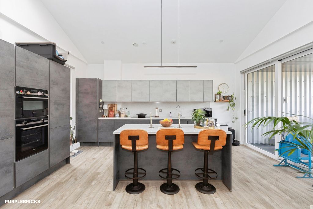 Property photo 2 of 34 Kitchen/Breakfast