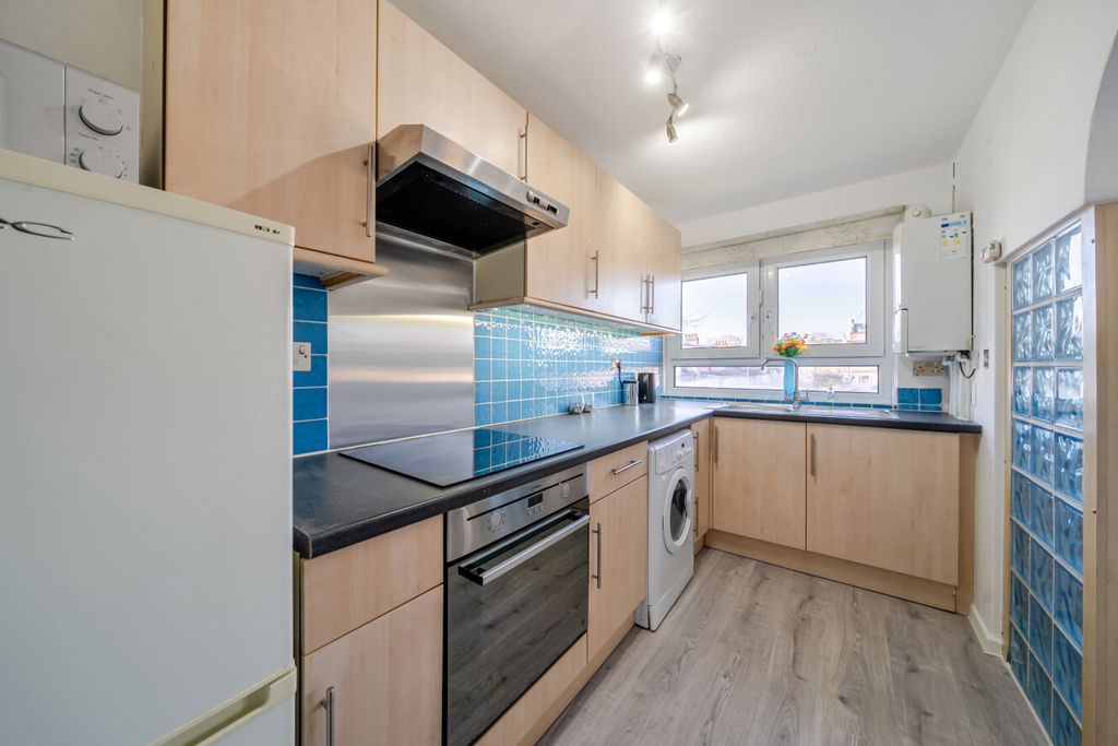 Property photo 2 of 11 1395858-5-695E3E1...