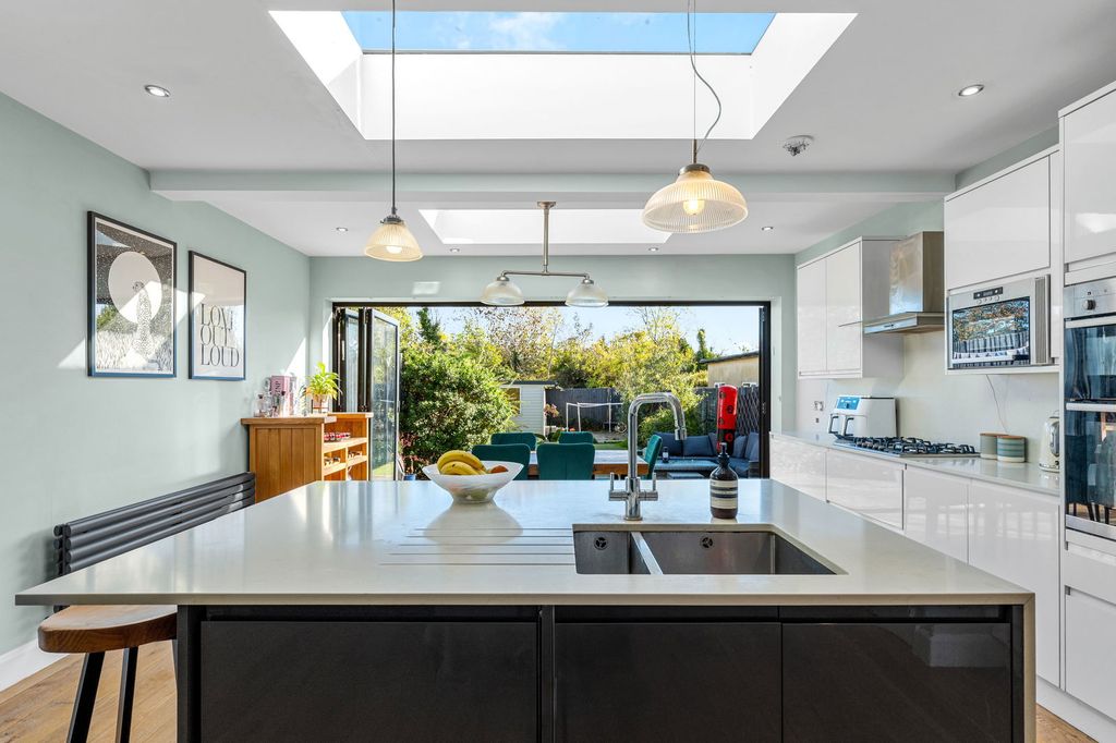 Property photo 3 of 20