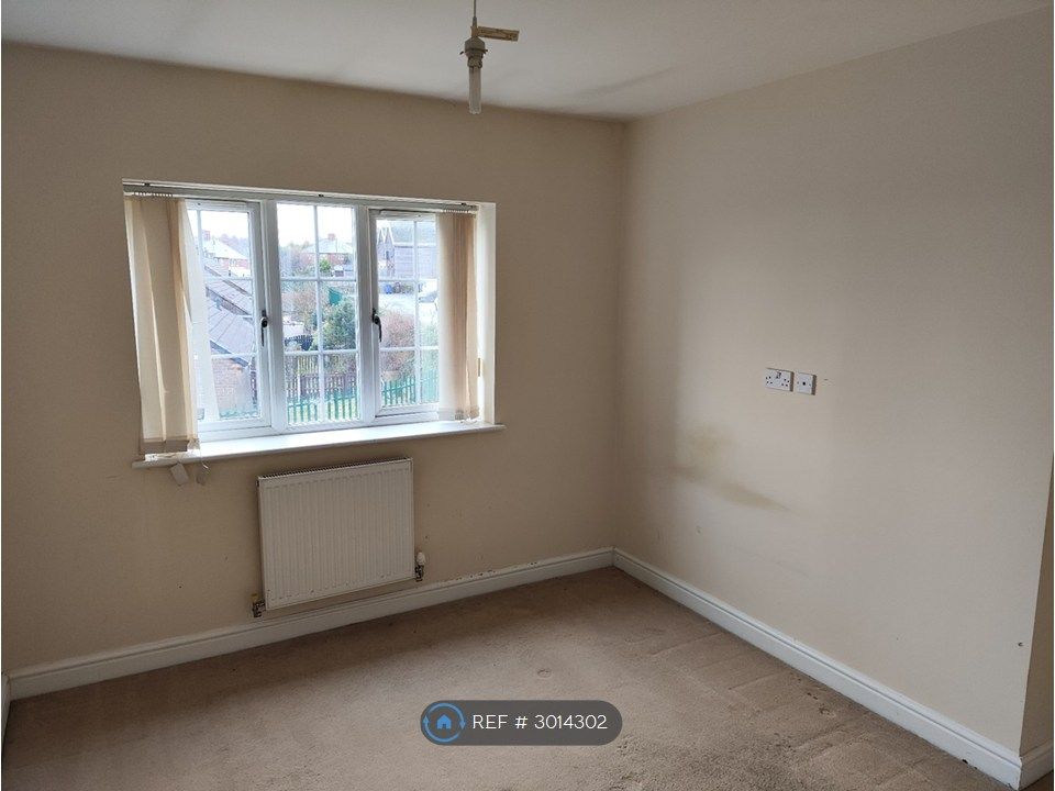 Property photo 1 of 20 Large Front Bedroom
