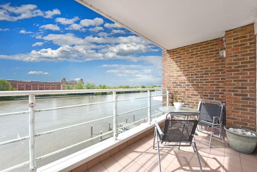 Property photo 1 of 22 62 King Henry's Reach (13).Jpg