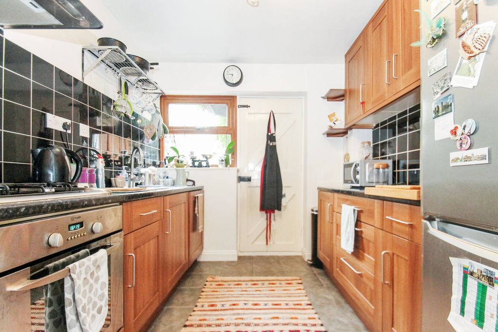 Property photo 3 of 11 Kitchen