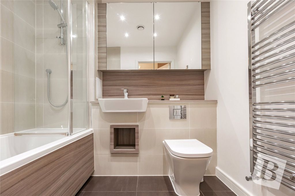 Property photo 3 of 18 Bathroom