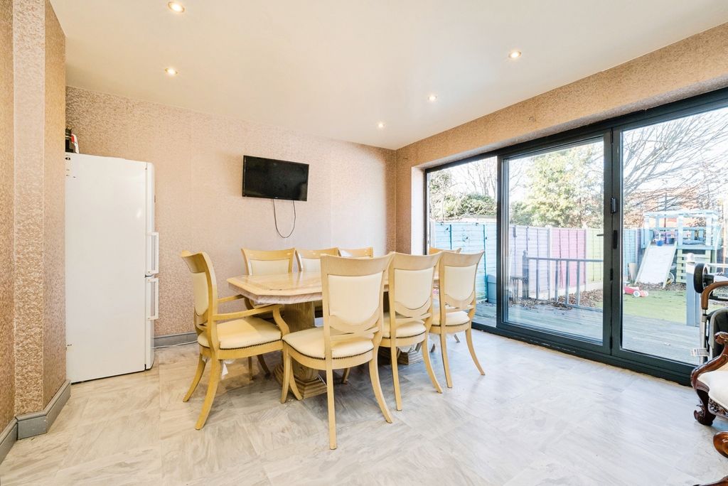 Property photo 3 of 17 Dining Area