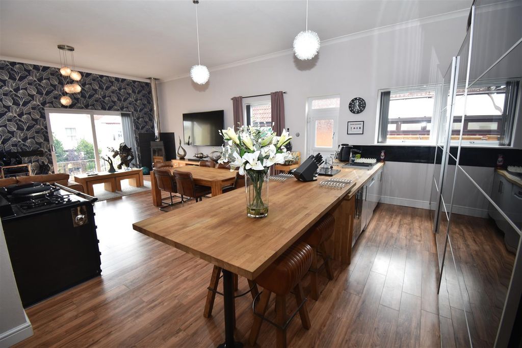 Property photo 2 of 28