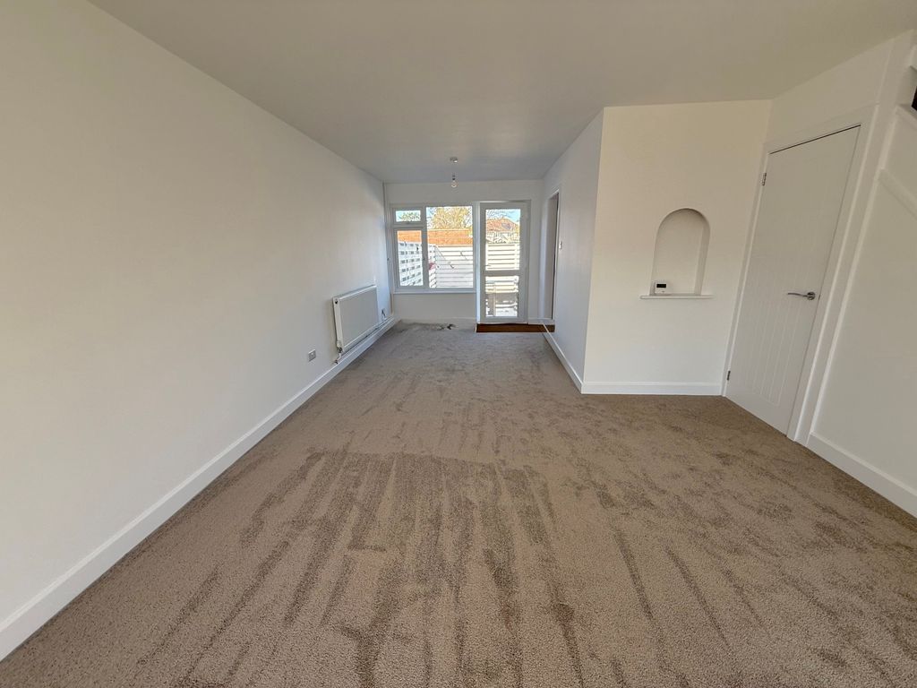 Property photo 3 of 15 30 Arundel Garden Lounge 2