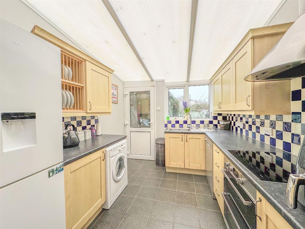 Property photo 3 of 25 Kitchen